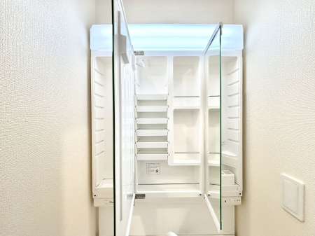 ���̑����ρ@�O�ʋ��̗��ɁA���ϕi��q���p�i�Ȃǂ����[�\�B���ʑ����������ƕۂ��܂��I