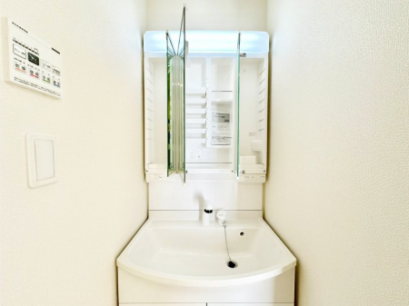 ���̑����ρ@�O�ʋ��̗��ɁA���ϕi��q���p�i�Ȃǂ����[�\�B���ʑ����������ƕۂ��܂��I