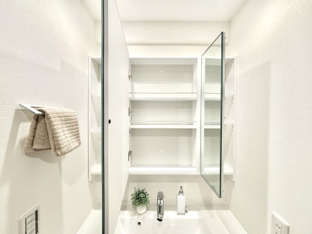 ���̑����ρ@�O�ʋ��̗��ɁA���ϕi��q���p�i�Ȃǂ����[�\�B���ʑ����������ƕۂ��܂��I