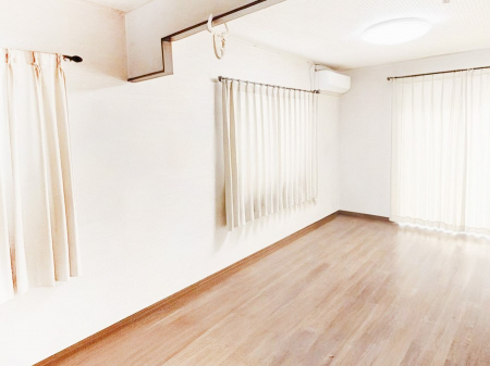 rO@RƂƑW܂郊rO͉Ƒ݂Ȃ̌e̋ԂłB@CGH