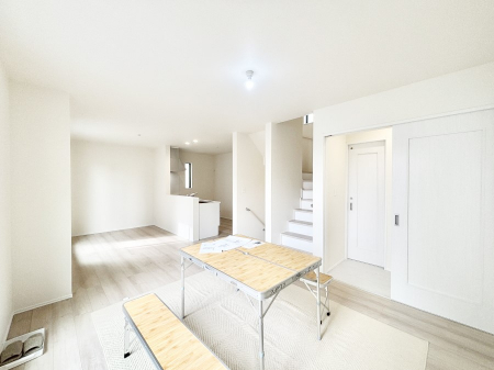 ���r���O�@���Ƒ��̓��₩�Șb�����ŕ�܂�閾�邢���r���O