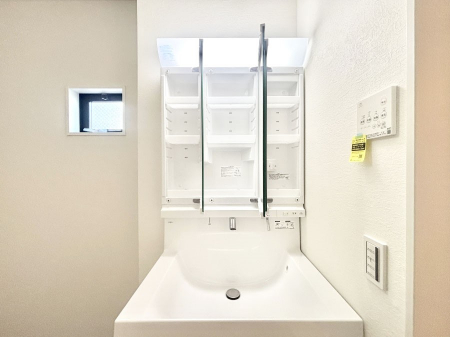 ���̑����ρ@�O�ʋ��̗��ɁA���ϕi��q���p�i�Ȃǂ����[�\�B���ʑ����������ƕۂ��܂��I