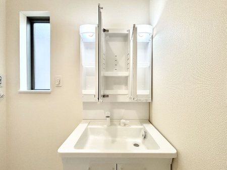 ���̑����ρ@�O�ʋ��̗��ɁA���ϕi��q���p�i�Ȃǂ����[�\�B���ʑ����������ƕۂ��܂��I