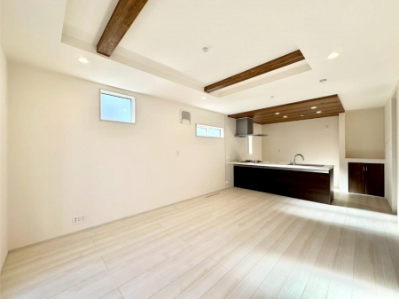 ���r���O�@�܏�V��͗��̓I�ȉ��s��������̂ŁA�V�䂪�L�������ĊJ���I�ȋ�Ԃ����o�ł��܂��B  