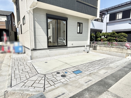 �@����2��\�I�}�Ȃ��q�l�̒��ԂɁB�܂��A���Ƒ��̎��]�ԃX�y�[�X�Ƃ��Ă��劈��B