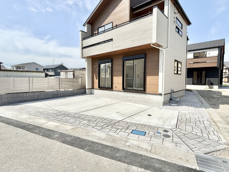 �@3��i�Ԏ�ɂ��j���ԉI���Ƒ��݂�Ȃ̎��]�Ԃ��u����L�X�J�[�X�y�[�X�B