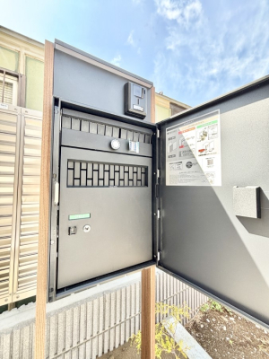 ���̑��@�\�D�E�C���^�[�z���E�|�X�g���ЂƂɏW��B�G���g�����X�ɂȂ��ރV���v���f�U�C���B