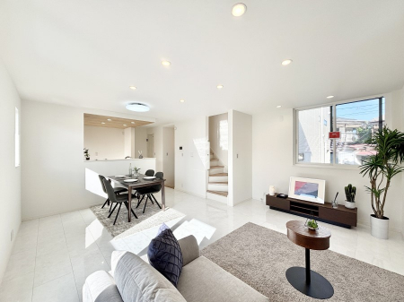 ���r���O�@���Ƒ��̓��₩�Șb�����ŕ�܂�閾�邢���r���O�@