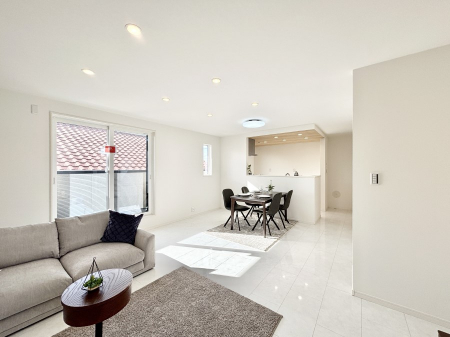 ���r���O�@���邢�z���������A�����̕��͋C�ɖ�������郊�r���O�E�_�C�j���O�B �@