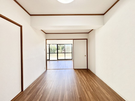 ���̑����ρ@���r���O�ɗאڂ����m���B�����˂��J������ƃ��r���O�ƌq����e���̋�Ԃɕϐg�I�@