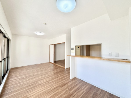 ���r���O�@���R������荞�܂�A�Ƒ��c���̏ꏊ�𖾂邭���o