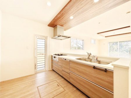 �L�b�`���@���Ƒ��̉�b�e�ޑΖʃL�b�`���B���������̃p�p�}�}�����Ƒ��Ɖ߂������Ԃ����������I