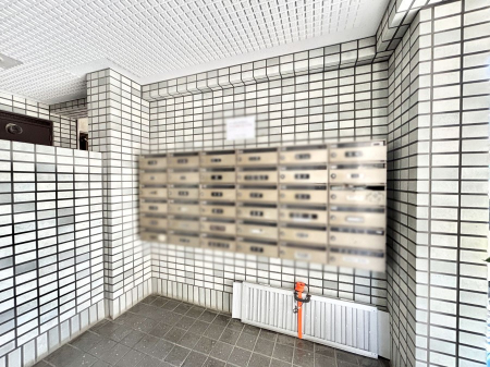 ���̑��@�|�X�g�̓G���g�����X���ɂ���̂ŉJ�ɔG�ꂸ�X�ւ��󂯎��܂��ˁI