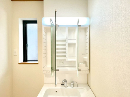 ���̑����ρ@�O�ʋ��̗��ɁA���ϕi��q���p�i�Ȃǂ����[�\�B���ʑ����������ƕۂ��܂��I