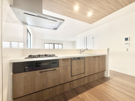 �L�b�`���@���r���O�ŗV�Ԃ��q�l�������Ȃ��炨�������ł���ΖʃL�b�`���B  