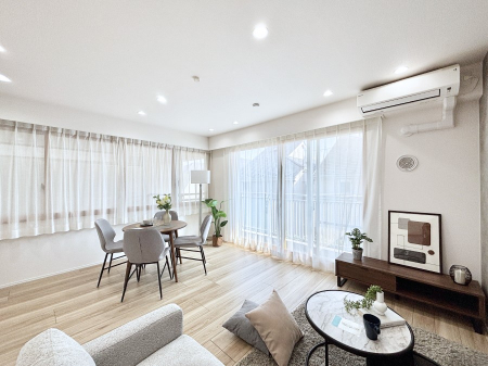 ���̑����ρ@���₩�ȗz���܂�ɕ�܂��A���S�n�̗ǂ����r���O�ŉƑ��c���I