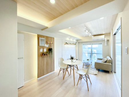 ���r���O�@�A�N�Z���g�N���X���ԐڏƖ��Ń��������N�A�b�v�̋�ԂɁB