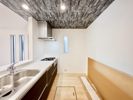 �L�b�`���@�u�₩�ȕ����ʂ蔲����L�b�`���B��������̂Ŗ��邭���C�ɂ��𗧂��܂�