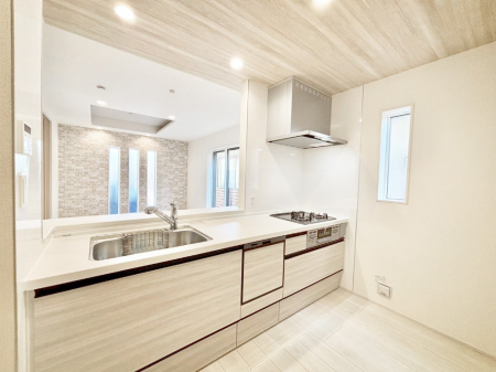 �L�b�`���@���r���O�ŗV�Ԃ��q�l�������Ȃ��炨�������ł���ΖʃL�b�`��