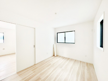 ���̑����ρ@���r���O�ɗאڂ����m���B�����˂��J������ƃ��r���O�ƌq����e���̋�Ԃɕϐg�I