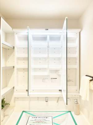 ���̑����ρ@�O�ʋ��̗��ɁA���ϕi��q���p�i�Ȃǂ����[�\�B���ʑ����������ƕۂ��܂��I