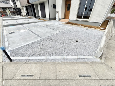 �@����2��\�I�}�Ȃ��q�l�̒��ԂɁB�܂��A���Ƒ��̎��]�ԃX�y�[�X�Ƃ��Ă��劈��B