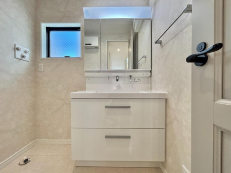 ���ʑ�E���ʏ��@�X�^�C�����O�ɕ֗��ȎO�ʋ��~���[�L���r�l�b�g�ōׂ������X�b�L��