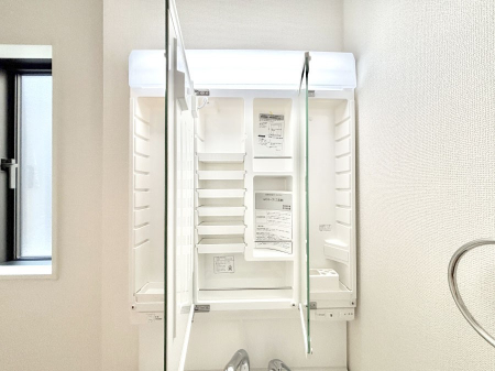 ���̑����ρ@�O�ʋ��̗��ɁA���ϕi��q���p�i�Ȃǂ����[�\�B���ʑ����������ƕۂ��܂��I