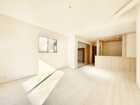 ���r���O�@���R������荞�܂�A�Ƒ��c���̏ꏊ�𖾂邭���o