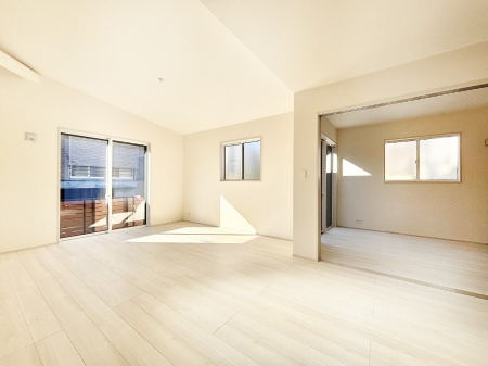 ���̑����ρ@�Ƒ��̏Ί炪���R�Ɛ��܂�Ă���A����ȕ��͋C�̃_�C�j���O�Ɏd�オ���Ă��܂��B