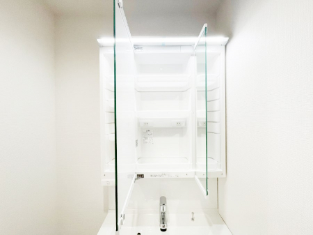 ���̑����ρ@�O�ʋ��̗��ɁA���ϕi��q���p�i�Ȃǂ����[�\�B���ʑ����������ƕۂ��܂��I