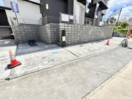 �@����2��\�I�}�Ȃ��q�l�̒��ԂɁB�܂��A���Ƒ��̎��]�ԃX�y�[�X�Ƃ��Ă��劈��B