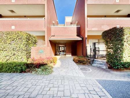 �G���g�����X�@�Y��ȃG���g�����X�́A���Z�҂�D�����}������Ă���܂�