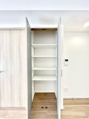 ���̑����ρ@���r���O���[�B�����Ɏ��[������ƕ����W�܂�LDK���X�b�L���Еt�������ł��ˁB  