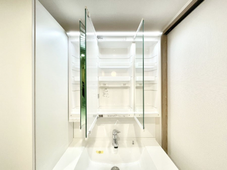 ���̑����ρ@�O�ʋ��̗��ɁA���ϕi��q���p�i�Ȃǂ����[�\�B���ʑ����������ƕۂ��܂��I