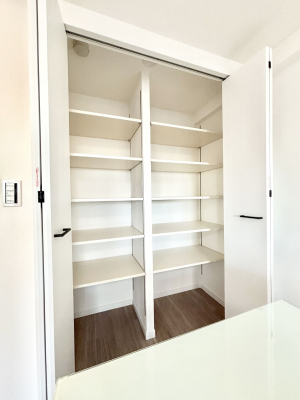 ���̑����ρ@���r���O���[�B�����Ɏ��[������ƕ����W�܂�LDK���X�b�L���Еt�������ł��ˁB  