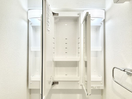 ���̑����ρ@�O�ʋ��̗��ɁA���ϕi��q���p�i�Ȃǂ����[�\�B���ʑ����������ƕۂ��܂��I