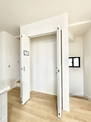 ���̑����ρ@���r���O���[�B�����Ɏ��[������ƕ����W�܂�LDK���X�b�L���Еt�������ł��ˁB  