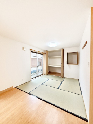 ���̑����ρ@���r���O�Ɨׂ荇���Ă���a���B�ق��ƈꑧ�ł���a�̋�Ԃ��Y�ꂸ�ɁB 