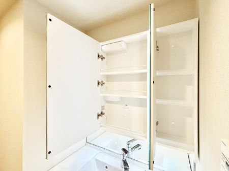 ���̑����ρ@�O�ʋ��̗��ɁA���ϕi��q���p�i�Ȃǂ����[�\�B���ʑ����������ƕۂ��܂��I