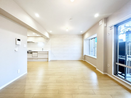 ���r���O�@�ǂ��ɂ��Ă��Ƒ��̂Ȃ������������R�~���j�P�[�V�������r���O�B 