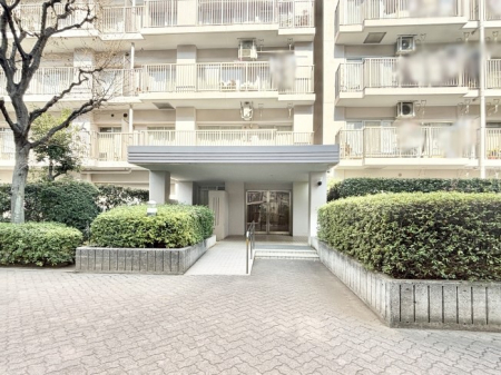 �G���g�����X�@�Y��ȃG���g�����X�́A���Z�҂�D�����}������Ă���܂�  