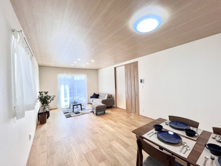 ���r���O�@���邢�z���������A�����̕��͋C�ɖ�������郊�r���O�E�_�C�j���O�B 