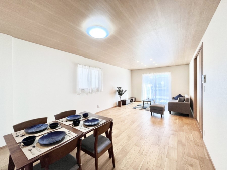 ���̑����ρ@�Ƒ��̏Ί炪���R�Ɛ��܂�Ă���A����ȕ��͋C�̃_�C�j���O�Ɏd�オ���Ă��܂��B