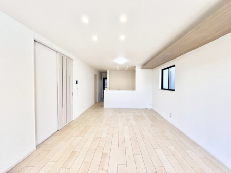 ���r���O�@���邢�z���������A�����̕��͋C�ɖ�������郊�r���O�E�_�C�j���O�B 