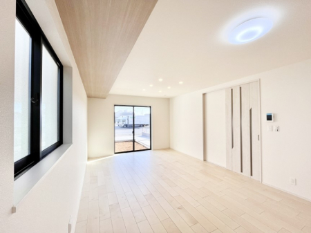 ���̑����ρ@�Ƒ��̏Ί炪���R�Ɛ��܂�Ă���A����ȕ��͋C�̃_�C�j���O�Ɏd�オ���Ă��܂��B