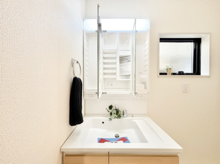 ���̑����ρ@�O�ʋ��̗��ɁA���ϕi��q���p�i�Ȃǂ����[�\�B���ʑ����������ƕۂ��܂��I