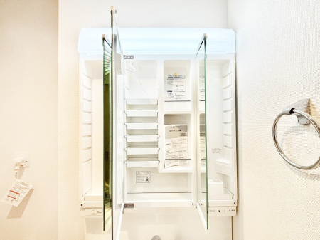 ���ʑ�E���ʏ��@�O�ʋ��̗��ɁA���ϕi��q���p�i�Ȃǂ����[�\�B���ʑ����������ƕۂ��܂��I  