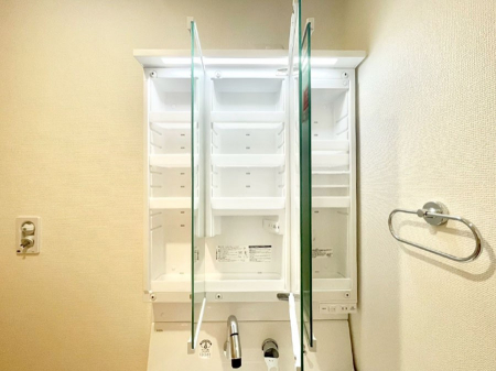 ���̑����ρ@�O�ʋ��̗��ɁA���ϕi��q���p�i�Ȃǂ����[�\�B���ʑ����������ƕۂ��܂��I