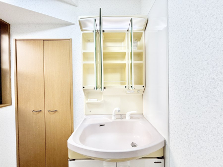 ���̑����ρ@�O�ʋ��̗��ɁA���ϕi��q���p�i�Ȃǂ����[�\�B���ʑ����������ƕۂ��܂��I